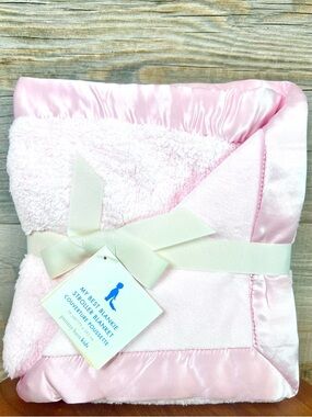 NWT 🆕 Luxurious Pink Fuzzy, Satin-Trim Blanket; travel, pets, baby, & more !✨